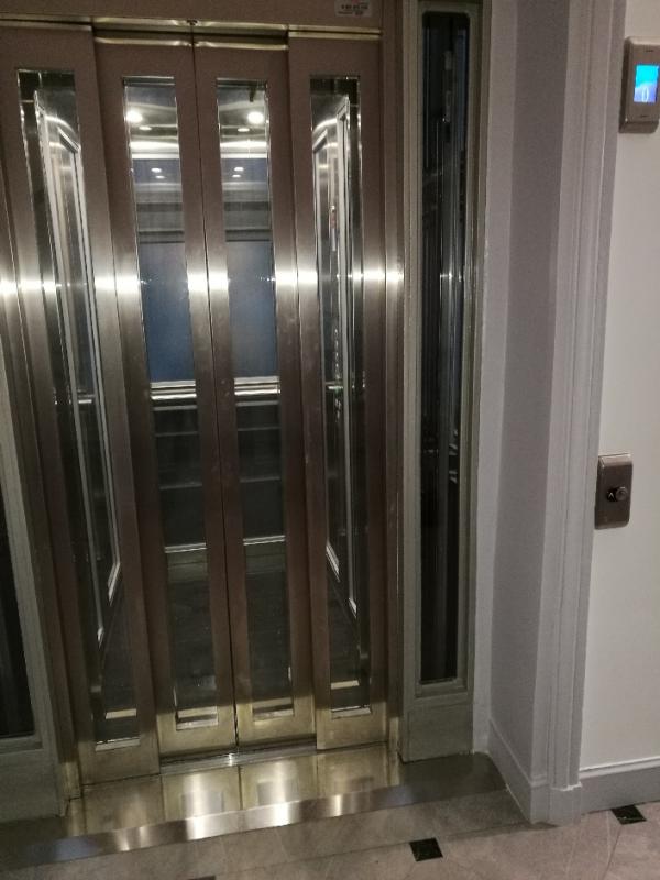 Ascenseur portes vitrees 4 vantaux